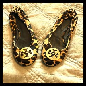 Tory Burch animal print flat - gold logo